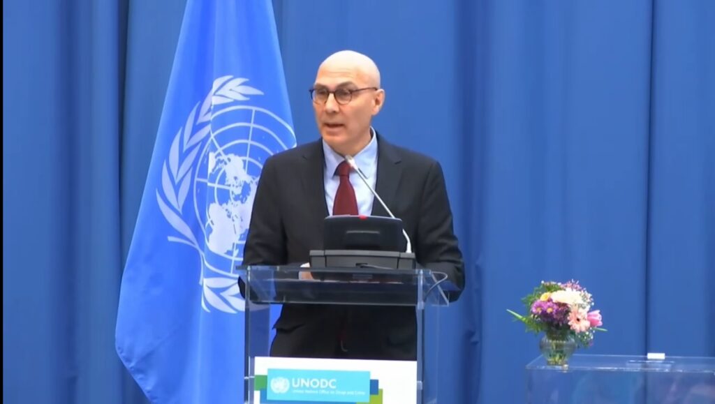 Volker Türk taler til FNs narkotikakommisjons høynivåmøte.